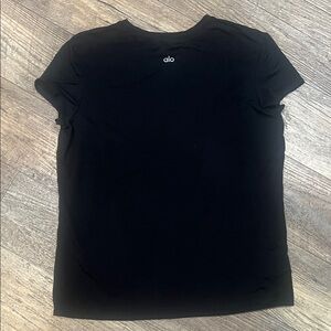 ALO all day short sleeve Yoga Black Short Sleeve Logo Tee